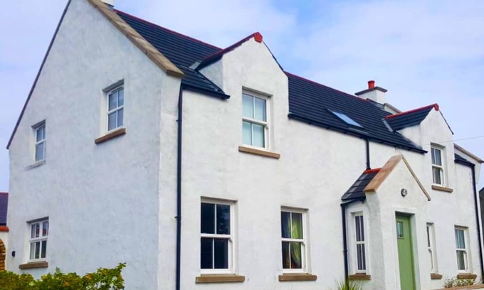 Ballycastle Casa | 25 mins from Open Golf Portrush 2025. Large Family Friendly House, Sleeps 8.