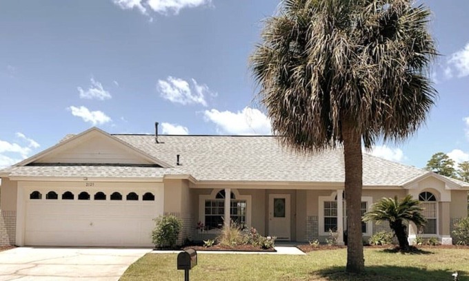 Greater Groves Villa | 25 mins to Disney , sleeps 6-8 , great value!