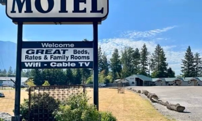 Columbia Falls Hotel | 25- ONE KING BED hotel with WiFi, AC in fabulous Columbia Falls. 20 mi to GNP