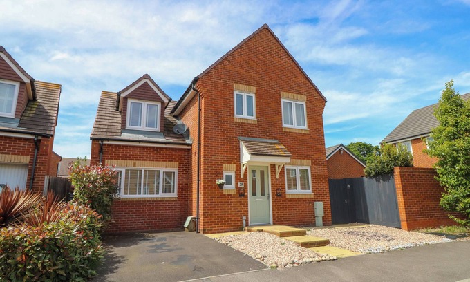 Hayling Island Cabaña | 25 ST. BENEDICT ROAD, pet friendly, with a garden in Hayling Island