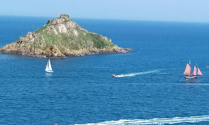 Pleneuf-Val-Andre Apartamento | ¡Vista panorámica al mar de 250 ° desde las 10 ventanas! Clasificado amueblado con turismo de 4 estrellas.