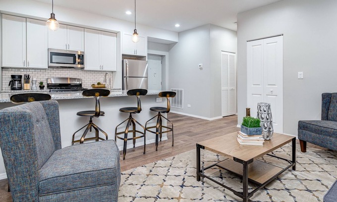 Wrightwood Neighbors Apartamento | 2501 Suite #2: 4 Queen Beds - Sleeps 9