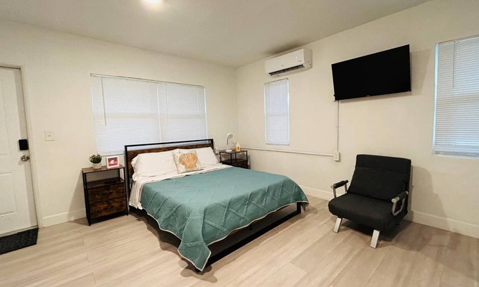 Tropic Apartamento | 2536 Modern Studio in Historic Area