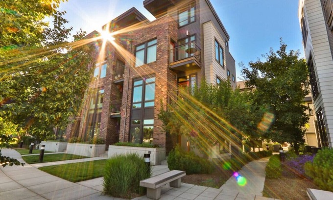 Walla Walla Casa | 255 Sumach · Beautiful Townhouse, Walk to Town, Rooftop Lounge