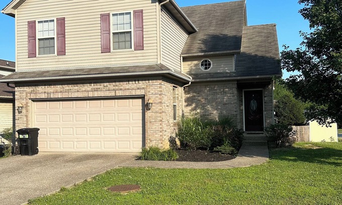Jeffersonville - Clarksville Casa | 2600 SF home 15 Minutes from Downtown Louisville in New Albany. Full basement.
