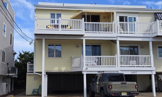 Dennisville Condominio | 2605 Landis Avenue North