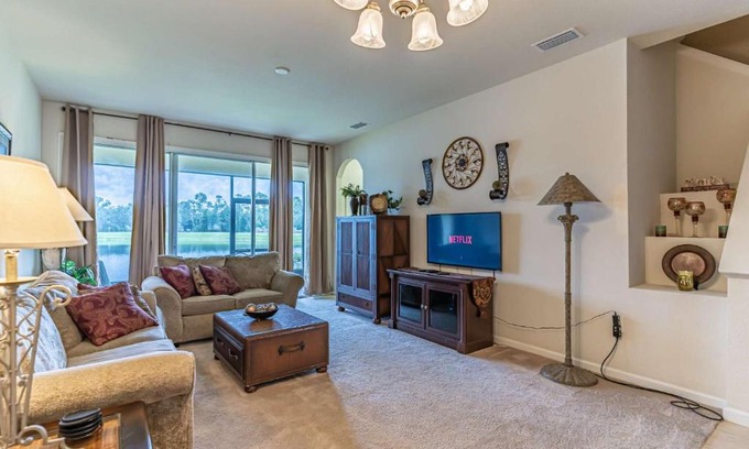 Trafalgar Village Casa | 2633 Trafalgar Village
