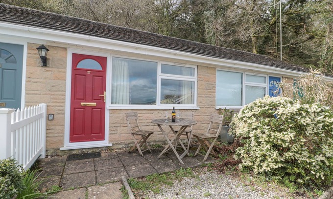 Bridport Cabaña | 27 FERNHILL HEIGHTS, romantic, with a garden in Charmouth