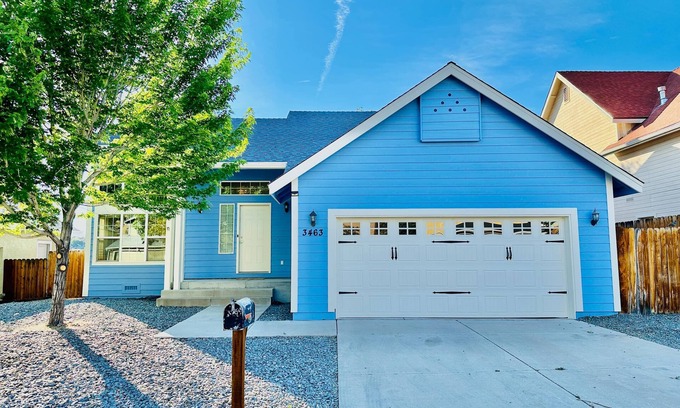 Northeast Reno Casa | 27 minutes to Tesla/Sleeps 12