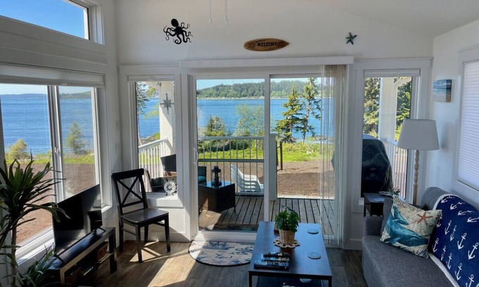 Regional District of Mount Waddington Cabaña | 27 - On The Rocks Cottage By The Sea at Alder Bay