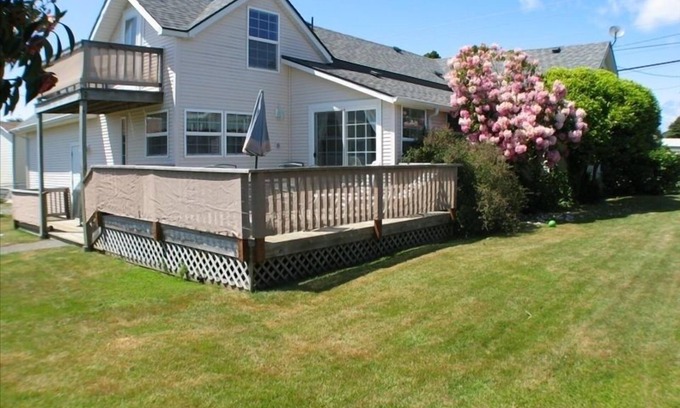 Harbor Casa | 2700 sq / ft Brookings Estate 2 Mstrs, Game room. We host traveling Nurses