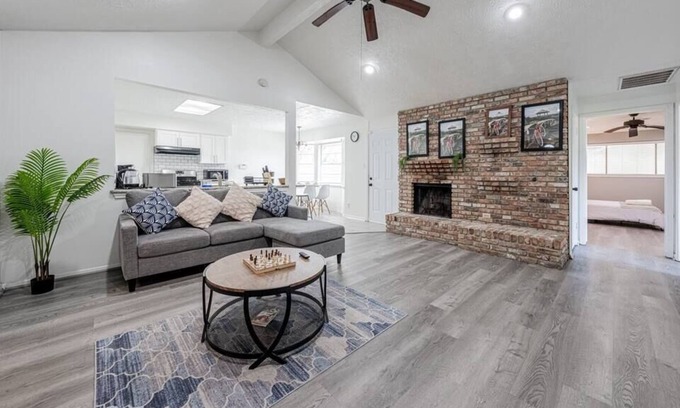 Spring Branch Central Casa | 2710 NEW cozy near IKEA Downtown Zoo