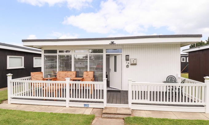 Chapel Saint Leonards Cabaña | 28 CHERRY PARK, family friendly, with a garden in Chapel St Leonards