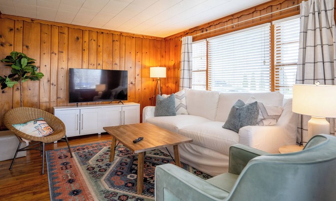 Holland Cabaña | 28-Days Stays Available near Holland State Park