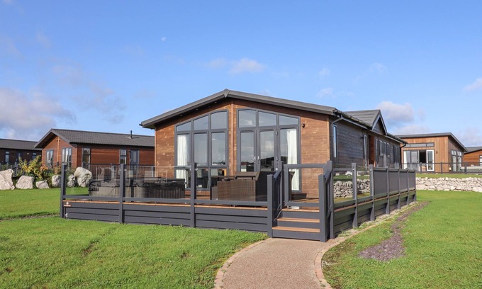 Oakmere Cabaña | 28 DELAMERE POINT, pet friendly, with hot tub in Delamere