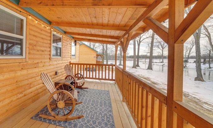 La Grange Cabina | 28 Mi to Downtown Louisville: Serene Farm Getaway