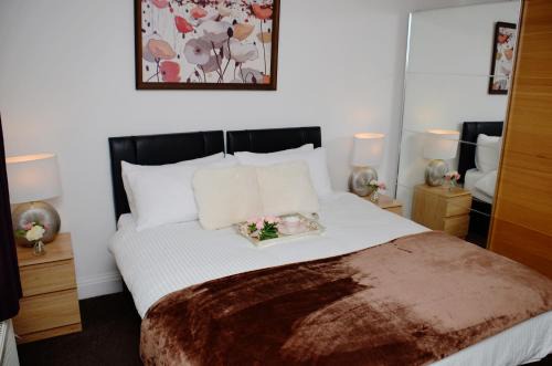 Stanwell Casa | 29EW Dreams Unlimited Serviced Accommodation- Staines - Heathrow