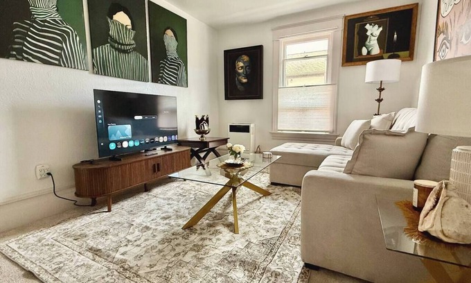 Arcata Apartamento | 2B/1B Chic Downtown Luxury Apt