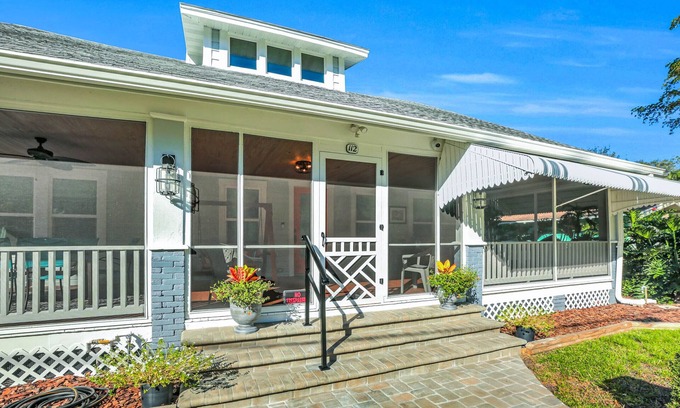 Bradenton Casa | 2b/2ba, HotTub, Walk To Shops, Dining! Beach Close! Wkly/Mo Discounts! Boat Opt!