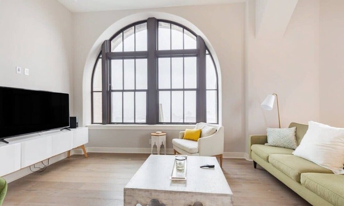 Downtown Baltimore Apartamento | 2B/2BA Modern Downtown Suite, Rooftop Deck & Gym