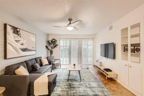 Bouldin Apartamento | 2B Getaway Steps to Dtwn - Sleeps 6 - Pool, Prkg
