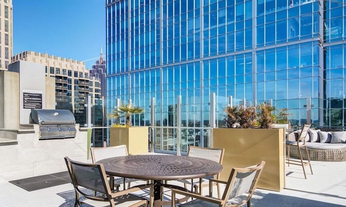 Midtown Apartamento | 2B Midtown condo including a King Bed w/ View Free Parking