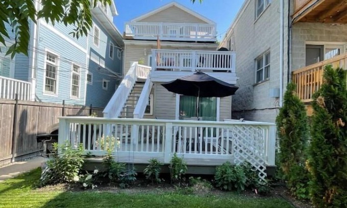 West Lakeview Apartamento | 2BD/1 BA with summer patio in quiet Roscoe Village