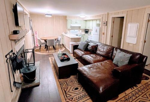 West Dover Apartamento | 2BD 1BA - Mount Snow VT - Ski-Back Trail - Shuttle