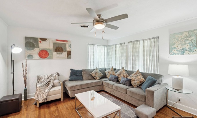 Irving Chalet De Esquí | Casa completa 3BD 2BA Patio Parking Acepta mascota