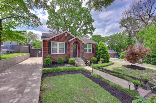 Earlewood Casa | 2BD 2BA Bungalow Beautiful Backyard Grill