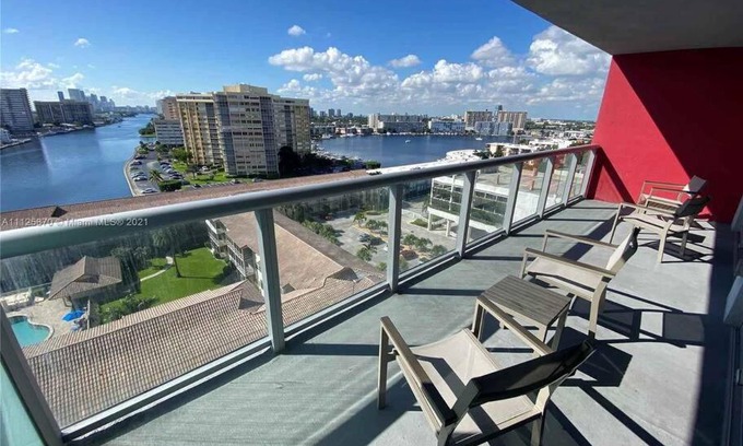 Hallandale Beach Apartamento | 2BD 2BA Condo @Beachwalk Resort W/Pool