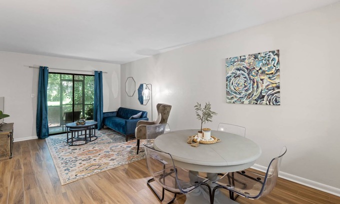 Windsor Forest Condominio | 2bd/2ba Condo * Pool * Newly Renovated * 30+ day stays