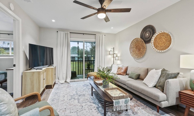 Windsor Forest Condominio | 2bd/2ba Condo * Renovated * Dogs Welcome * Condo in Savannah*30+ day stay *Pool