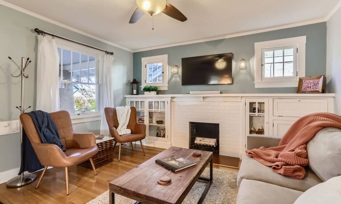 West Highland Casa | 2bd 2ba Highlands Bungalow I Fire pit I Backyard