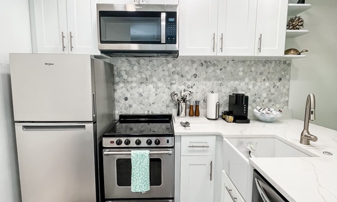 Central Naples Condominio | 2bd 2ba New condo in the heart of Naples. 10mins to the beach & shops!