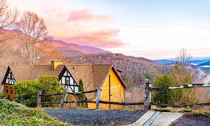 Burnsville Cabina | 2bd Chalet w/ Big Views of Pisgah National Forest!