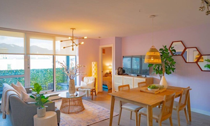 Chinatown Condominio | 2BD Downtown Vancouver Condo with Free Parking+AC