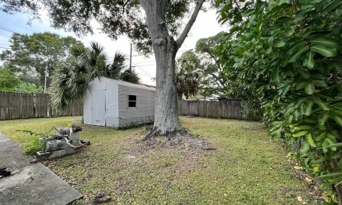 Pinellas Park Apartamento | 2BD Duplex Unit near St. Pete! Fast WiFi Monthly Savings & Pet Friendly!
