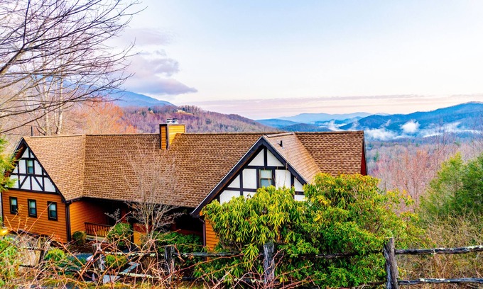 Burnsville Cabina | 2bd Mnt Top Chalet w/ 50 mile views in Pisgah NF!