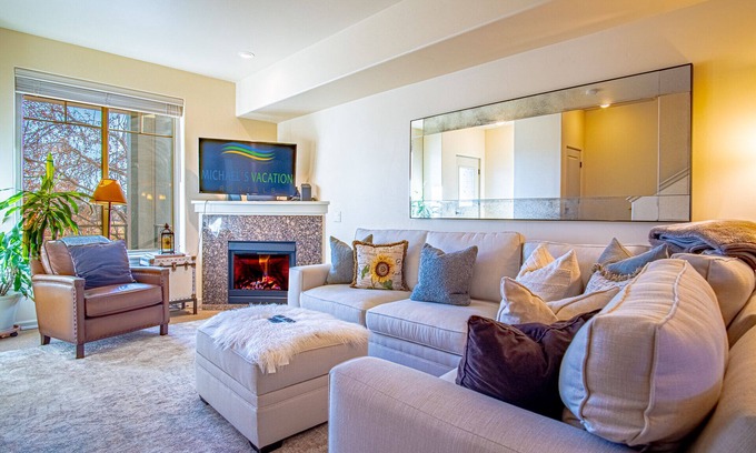 Hailey Condominio | 2BD Sweetwater Condo - Pool, Hot Tub, Gym, Theatre