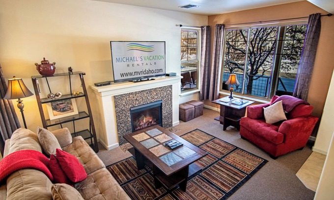 Hailey Condominio | 2BD Sweetwater Condo - Pool, Hot Tub, Gym, Theatre