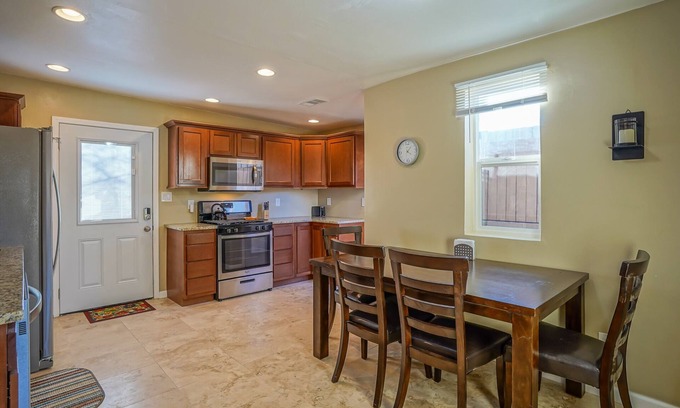 Albuquerque Casa | 2bd, 1ba Remodeled Home w / patio grande, se admiten perros