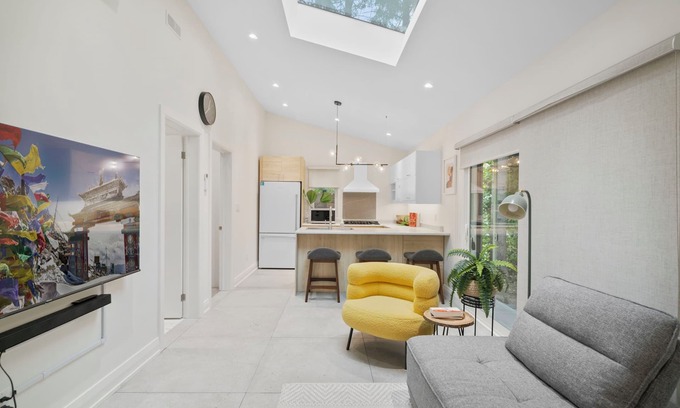 Agincourt North Casa | 2BDR Private Garden Suite — Relocation, Business, Travel, Dog-Friendly, Parking