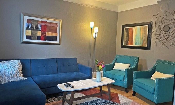 East Town Casa | 2bed 1.5bath House, Lower Eastside, King Bed, Fire Pit, Free Parking, Sleeps 6