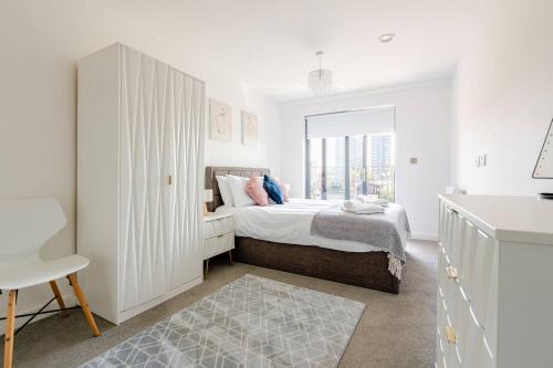Salford Apartamento | 2Bed 2Bath Private Balcony, Relaxing Waterfront View Apt, Parking FREE WiFi 10mins Media City, Salford Quays, Old Trafford, City Centre