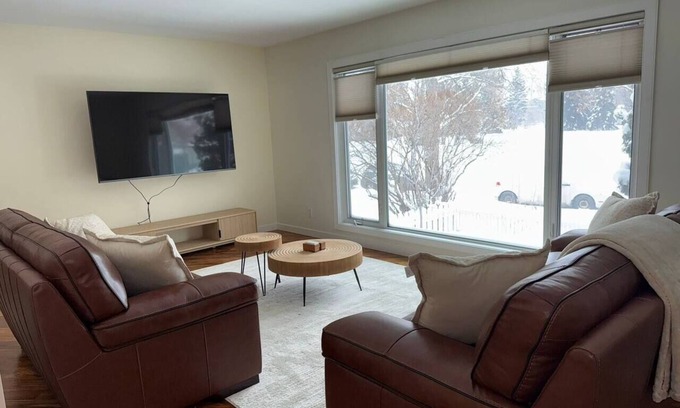 Old Strathcona Casa | 2Bed Bright & Stylish Ritchie Urban Retreat