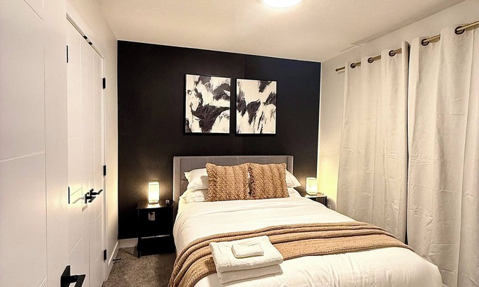 Northeast Edmonton Casa | 2bed Luxury suite | Downtown