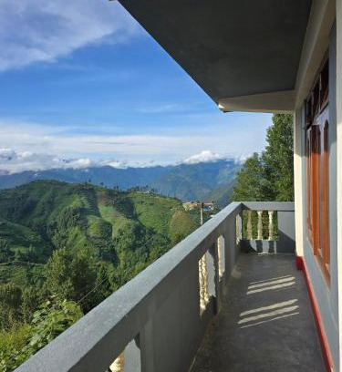 Bomdila Apartamento | 2BHK Mountain View with Full Kitchen and Amenities