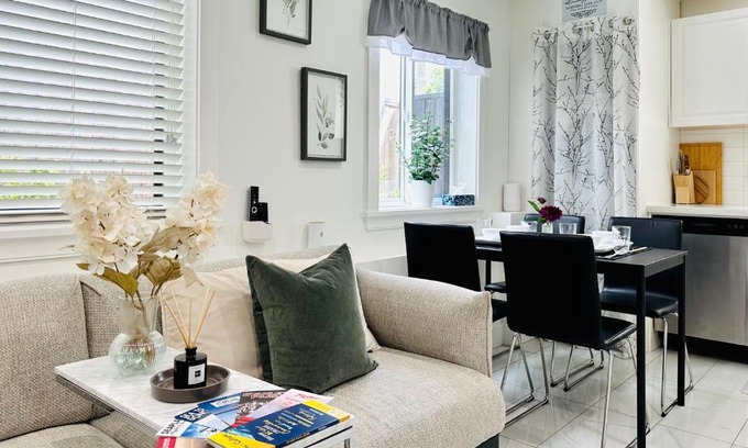 Vancouver South Casa | 2BR 1.5BA Full Kitchen Private Guest House - Free Parking - Central Location