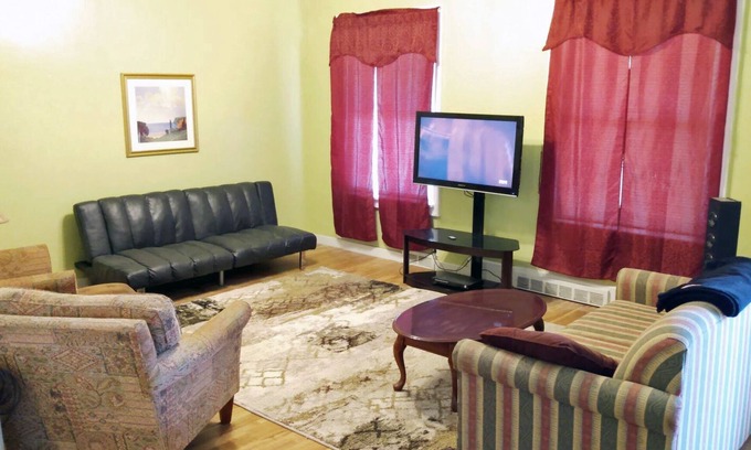 Ellis Historical District Casa | 2HAB, 2BA, admite mascotas, dúplex inferior con sótano terminado + gran terraza en el patio trasero.